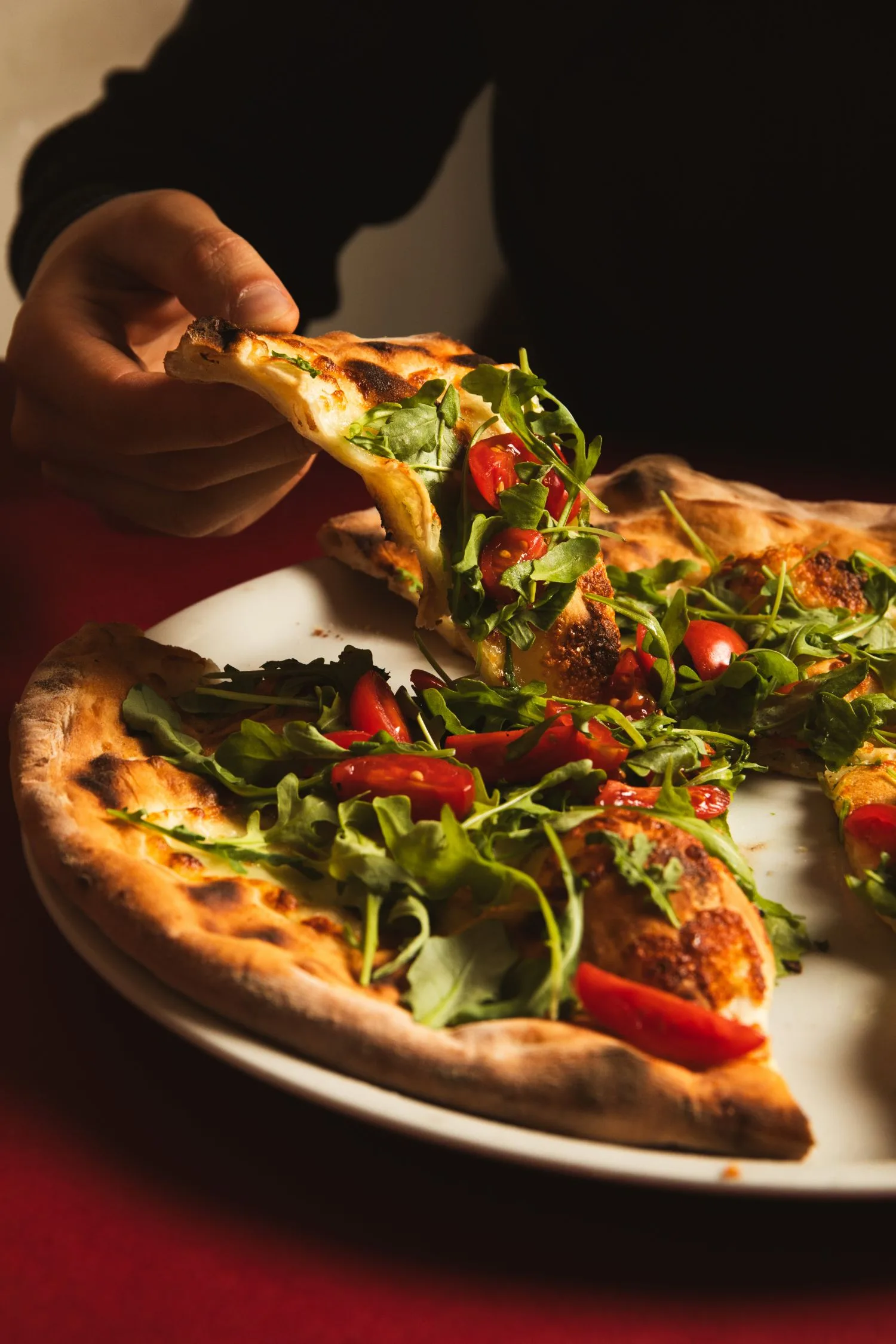 Pizza appena sfornata alla Pizzeria Jolly Blu di Villastrada