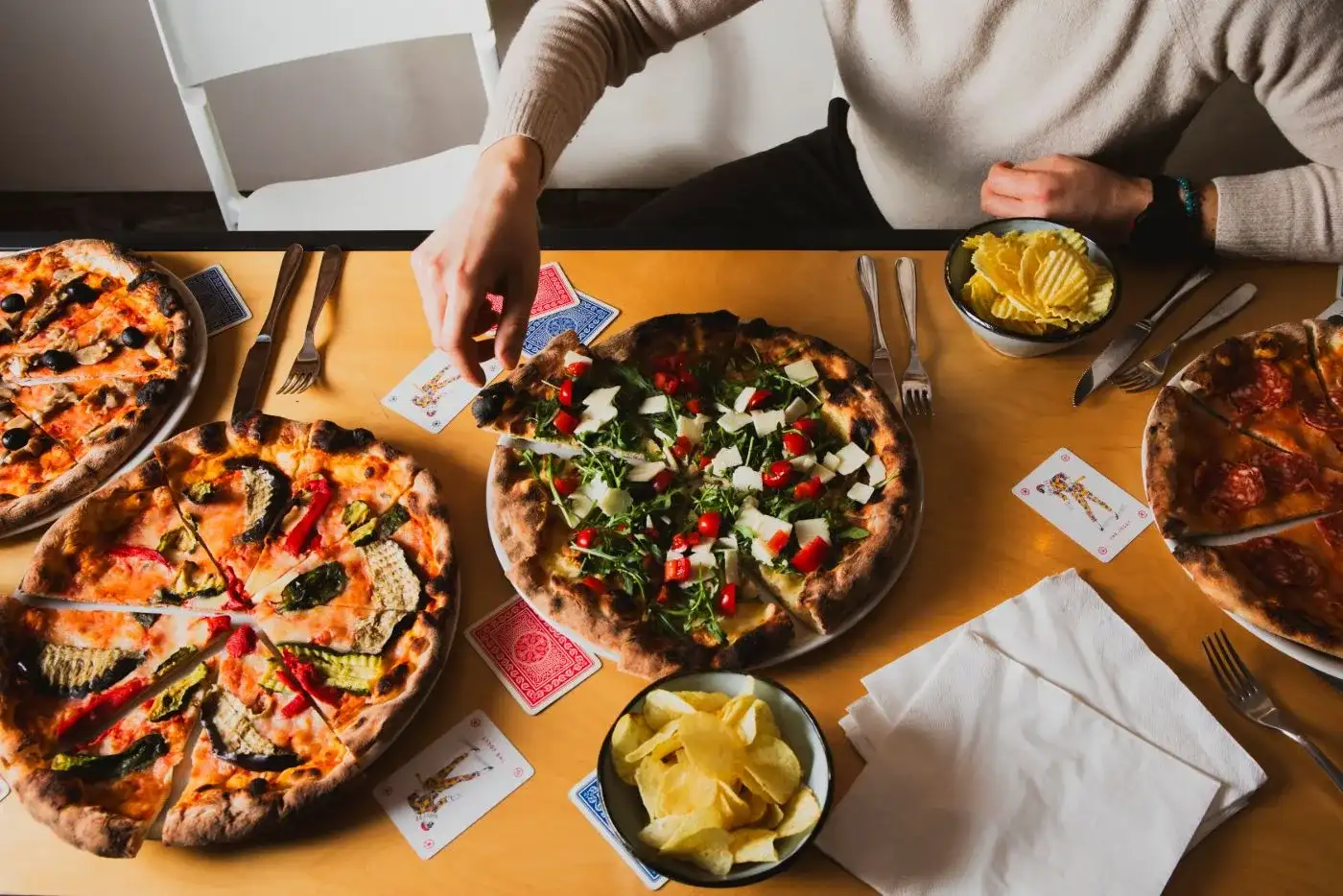 Pizza al forno a legna e tavolo con aperitivo alla Pizzeria Jolly Blu di Villastrada